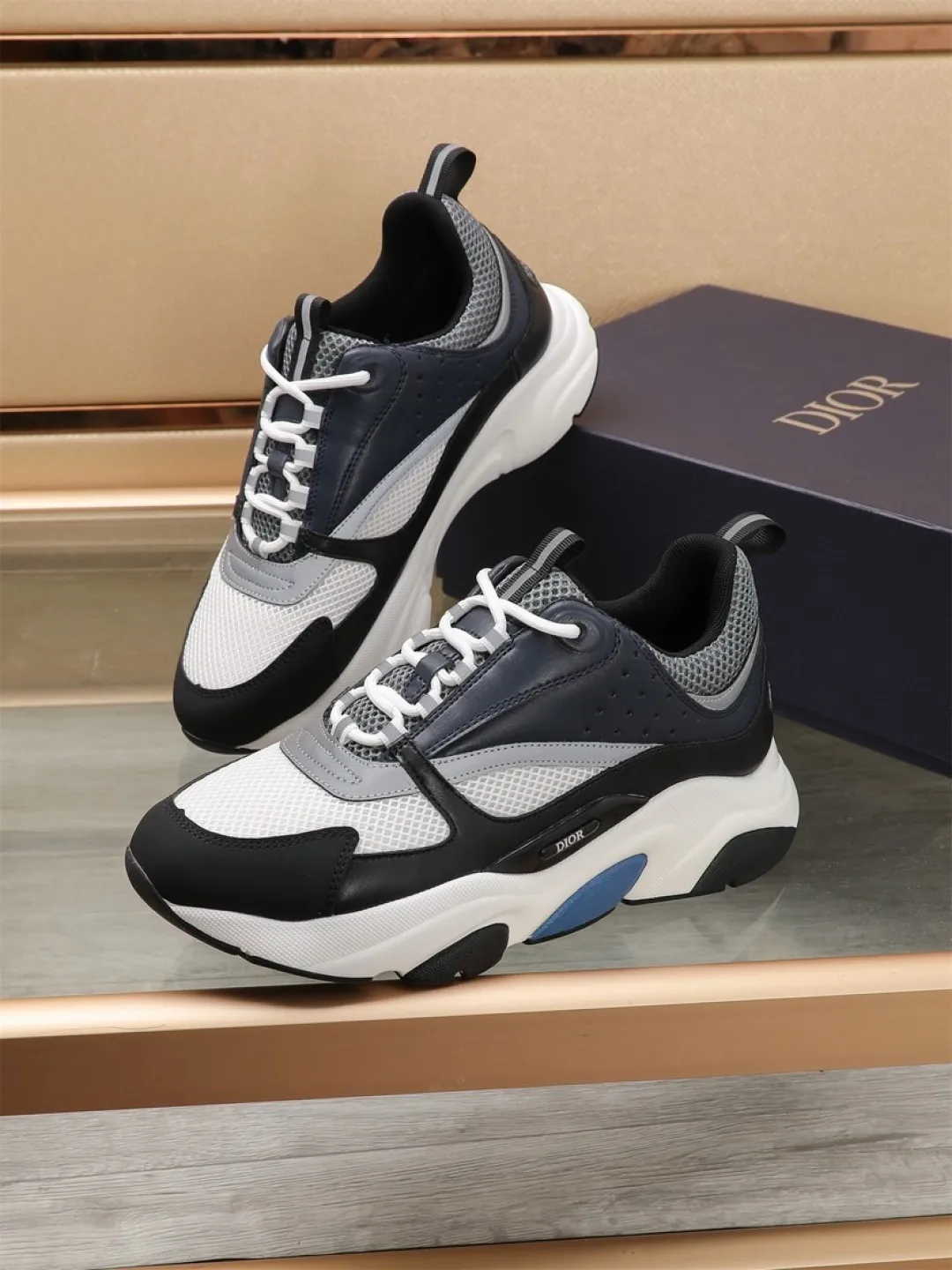 Men's shoes 💰P460💰【Dior】Dior✨ is online at the same time👏 This casual sneaker is a new product in the series and continues Di*r's classic style. The upper is made of original mesh and cow leather, with a two-color textured outsole, and the brand's iconic details on the rear collar and heel to enhance the style. Fashionable and versatile. Wear it with jeans or slacks for a casual look. Size: 38-44 (45 customized)